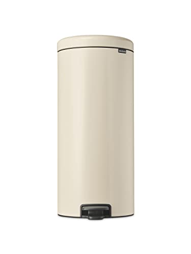 Brabantia - NewIcon Cubo de Pedal 30L - Papelera Grande para Cocina o Dormitorio - Tapa de Cierre Suave - Funcionamiento con Pedal Ligero - Cubo Interior Extraíble - Soft Beige - 29 x 38 x 68 cm