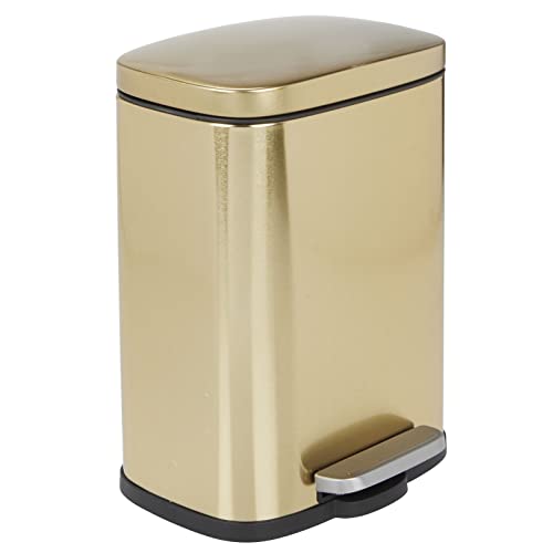 mDesign Cubo de basura con pedal, tapa y cubo de plástico – Contenedor de residuos hecho de acero y con 5 litros de capacidad – Pequeña papelera de baño, cocina, oficina, etc. – dorado latón