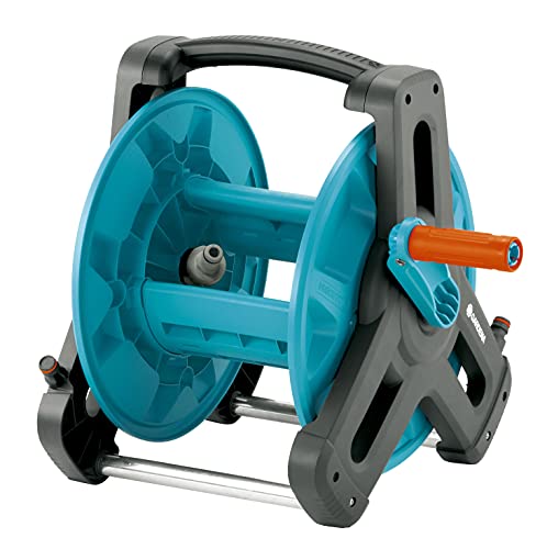 Carrete portamanguera Classic 50 de GARDENA: carrete portamanguera de agua para jardín máx. 50 m (manguera 13 mm), diseño compacto, sistema antigoteo, conexión inclinada de la manguera (8007-20)